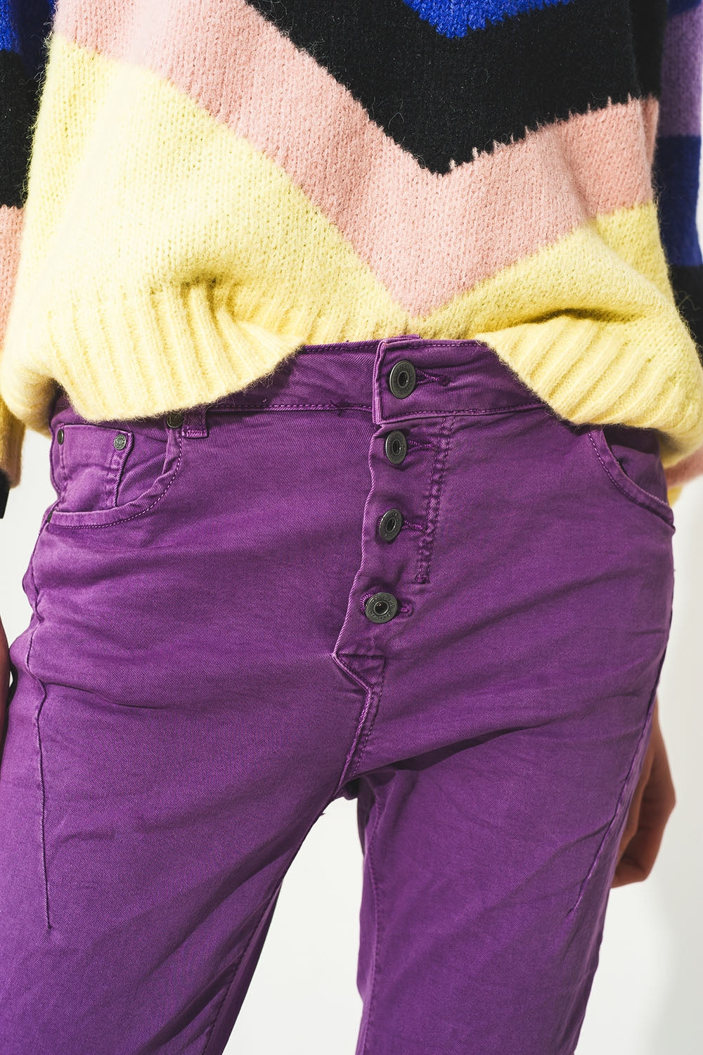 Vaqueros pitillo color morado con botones a la vista Q2