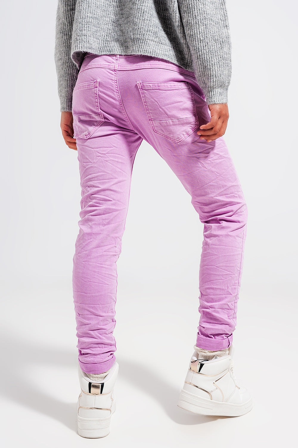 Vaqueros pitillo color rosa con botones a la vista Q2