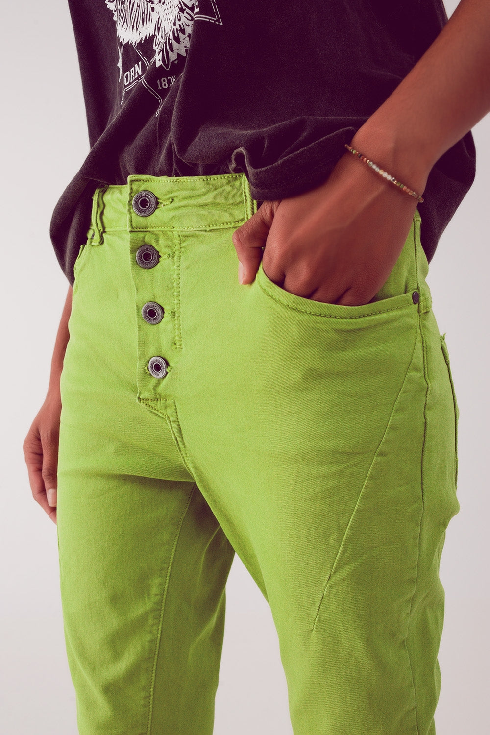 Vaqueros pitillo color verde con botones a la vista Q2