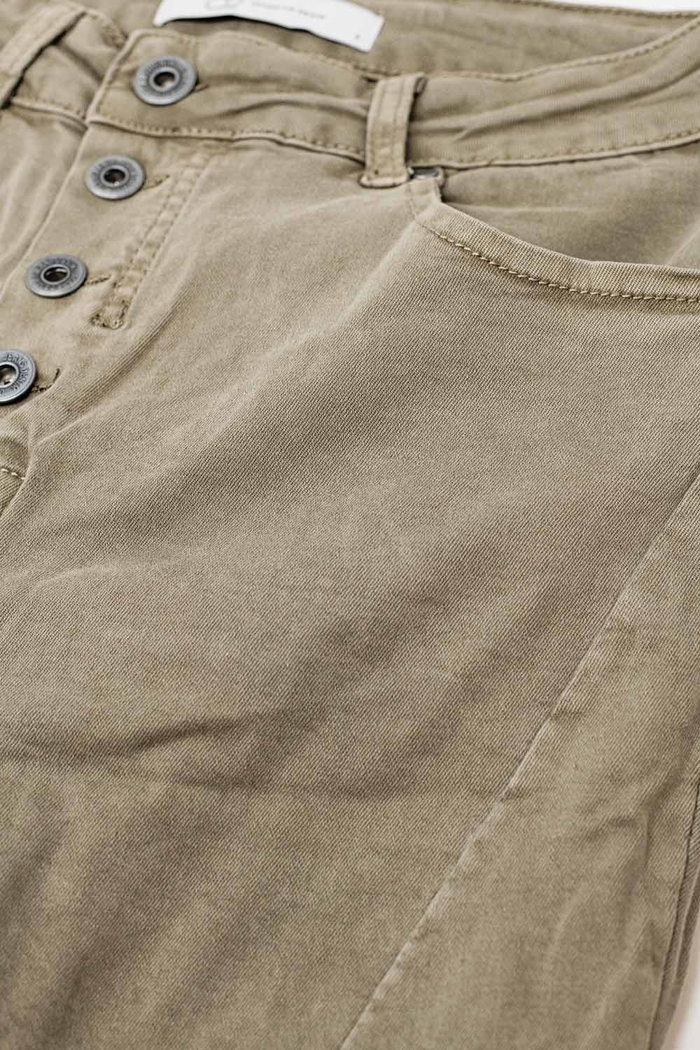 Vaqueros pitillo con botones a la vista en beige oscuro Q2