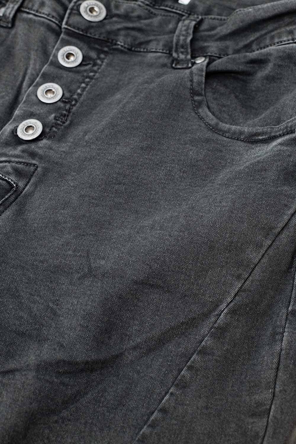 Vaqueros pitillo con botones a la vista en gris oscuro Q2