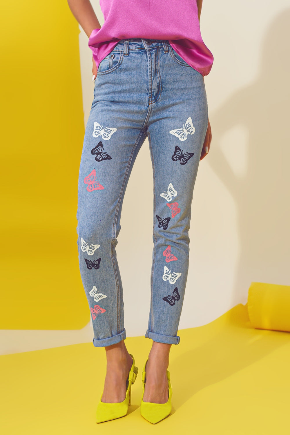 Vaqueros pitillo con detalle de mariposa en lavado azul claro Q2