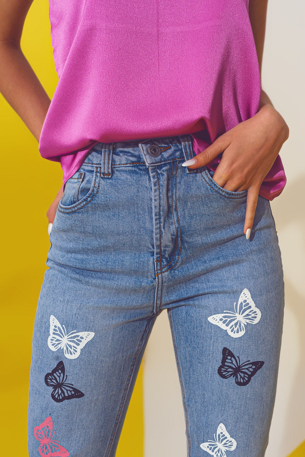 Vaqueros pitillo con detalle de mariposa en lavado azul claro Q2