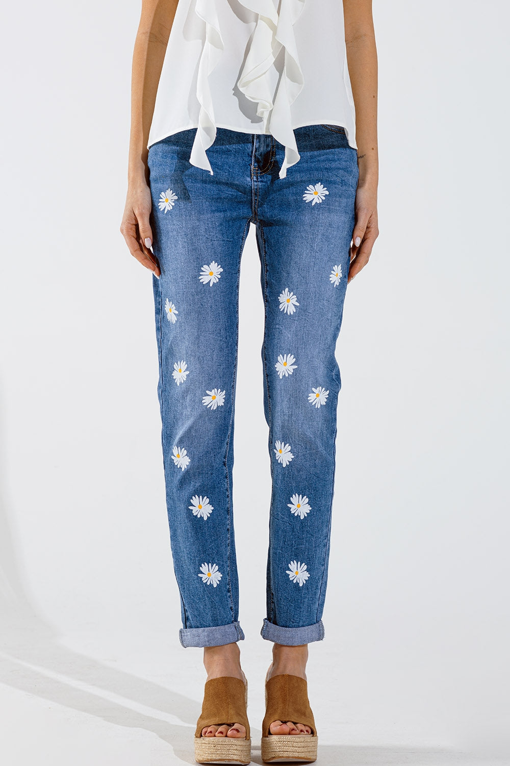 Q2 Vaqueros pitillo con estampado de margaritas blancas en lavado medio