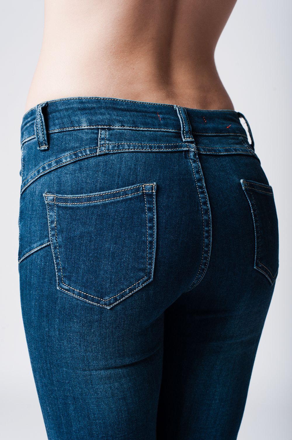 Vaqueros pitillo de talle bajo en denim oscuro Q2