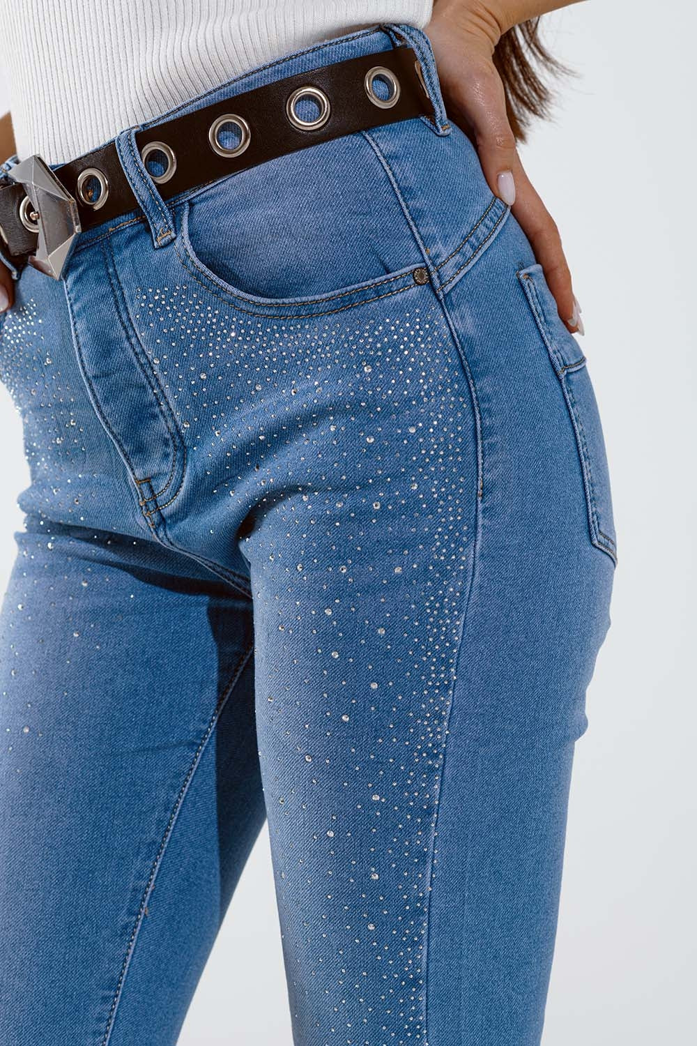 Vaqueros pitillo en azul lavado con strass en toda la parte delantera Q2