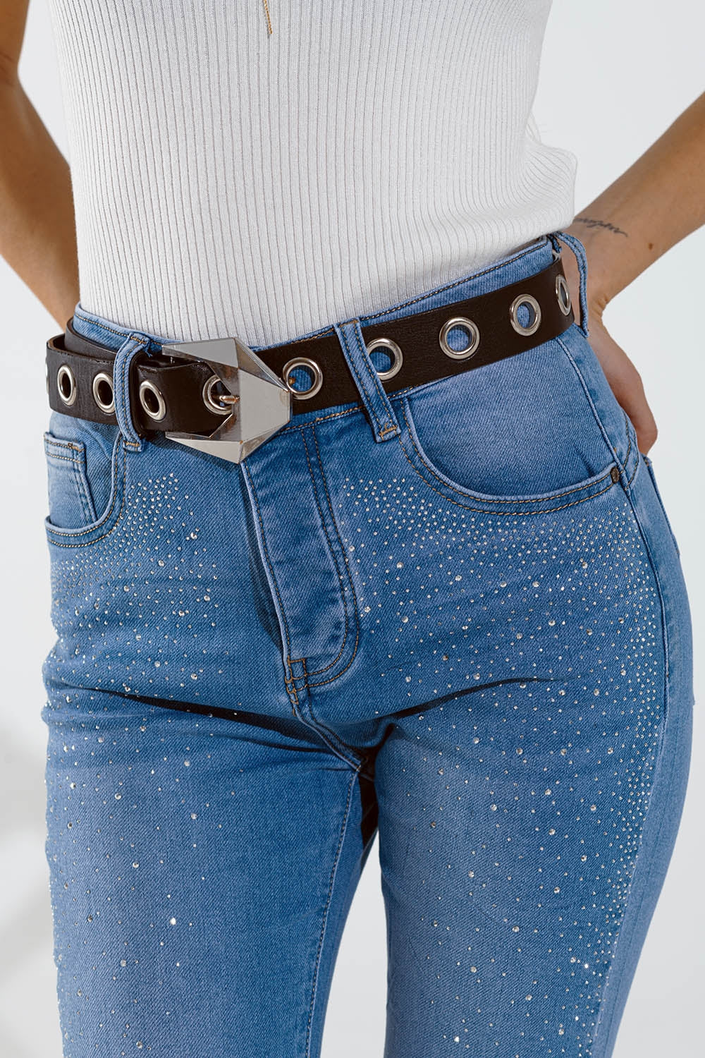 Vaqueros pitillo en azul lavado con strass en toda la parte delantera Q2