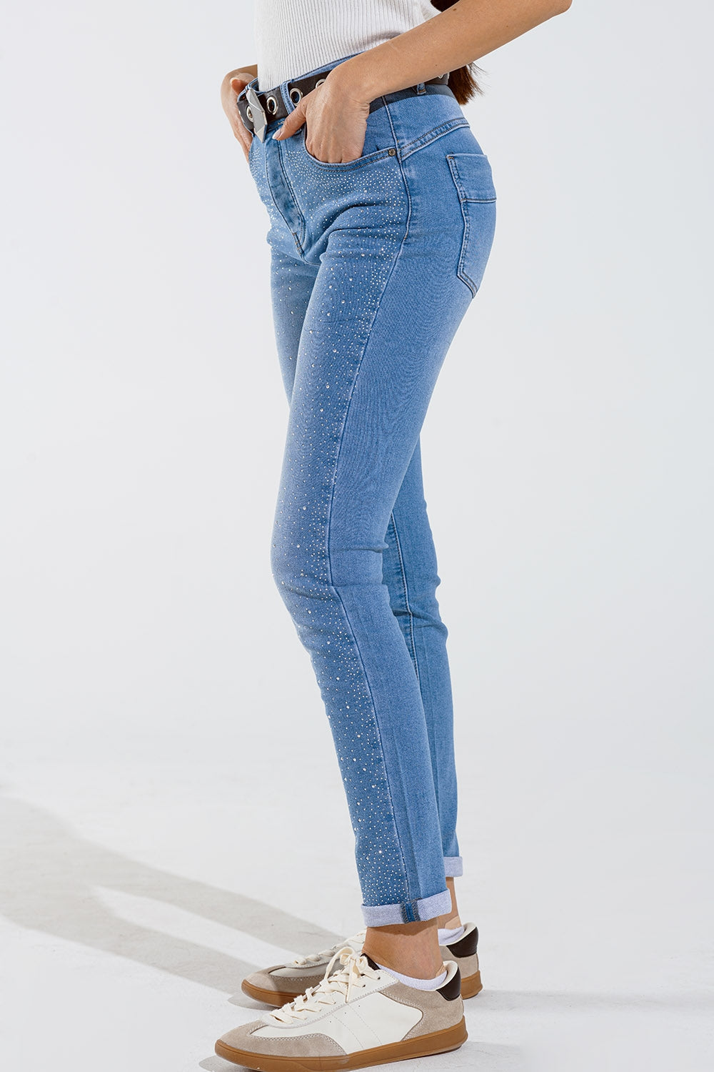 Vaqueros pitillo en azul lavado con strass en toda la parte delantera Q2
