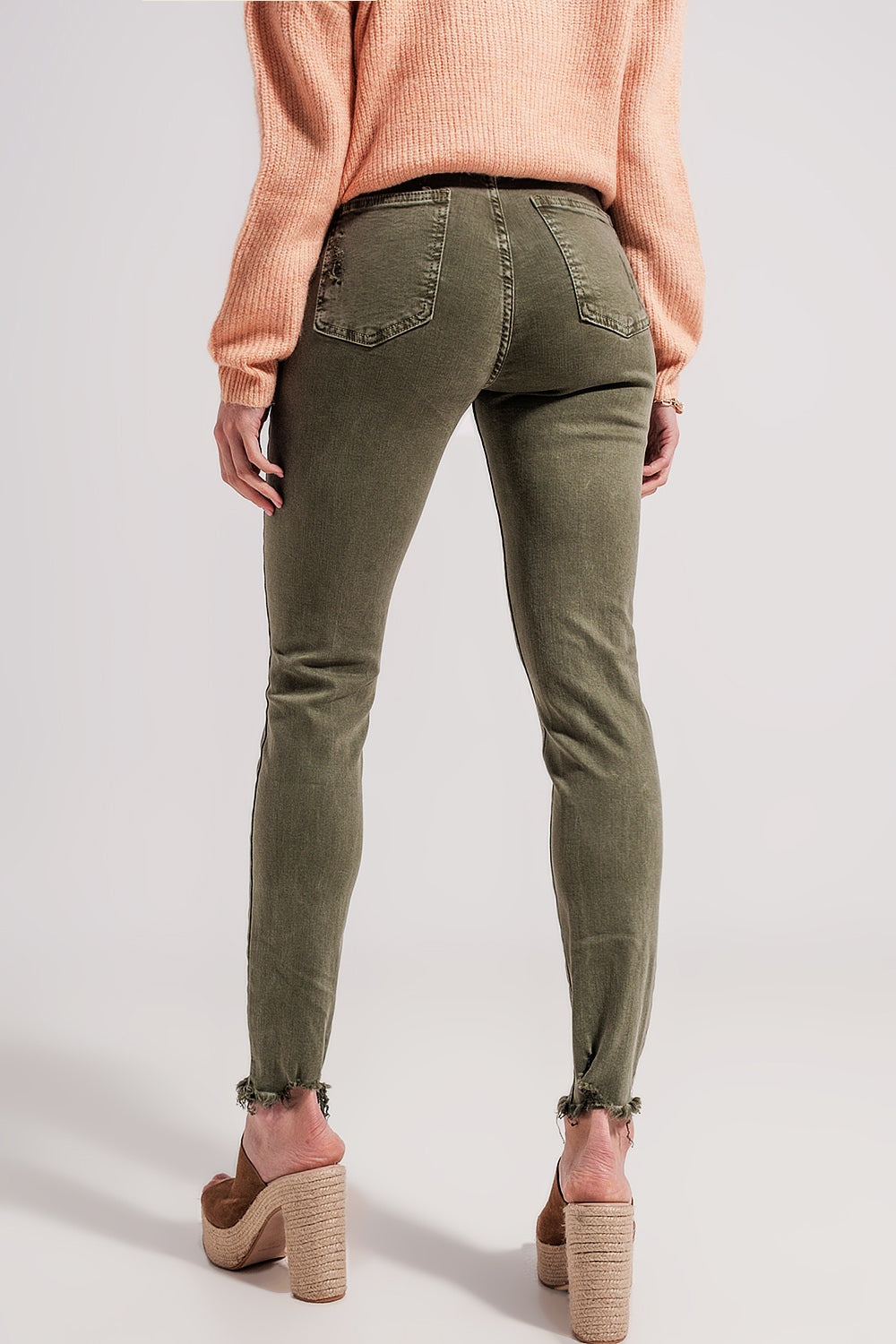 Vaqueros pitillo verdes con diseño rasgado Q2