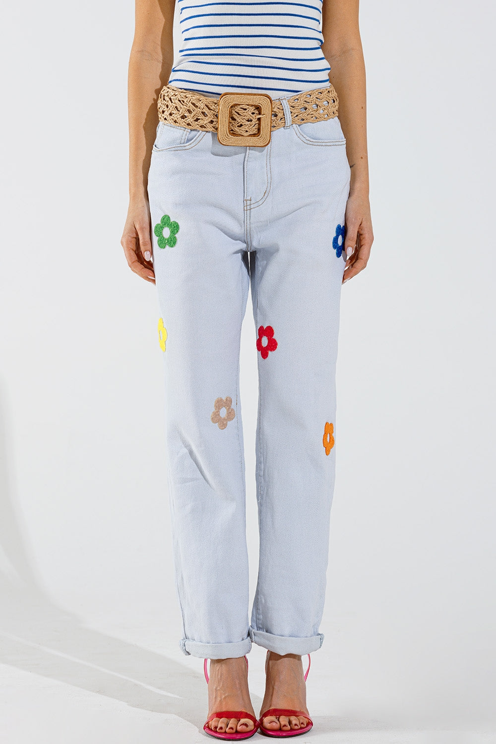 Q2 Vaqueros relajados blanqueados con diseño floral multicolor