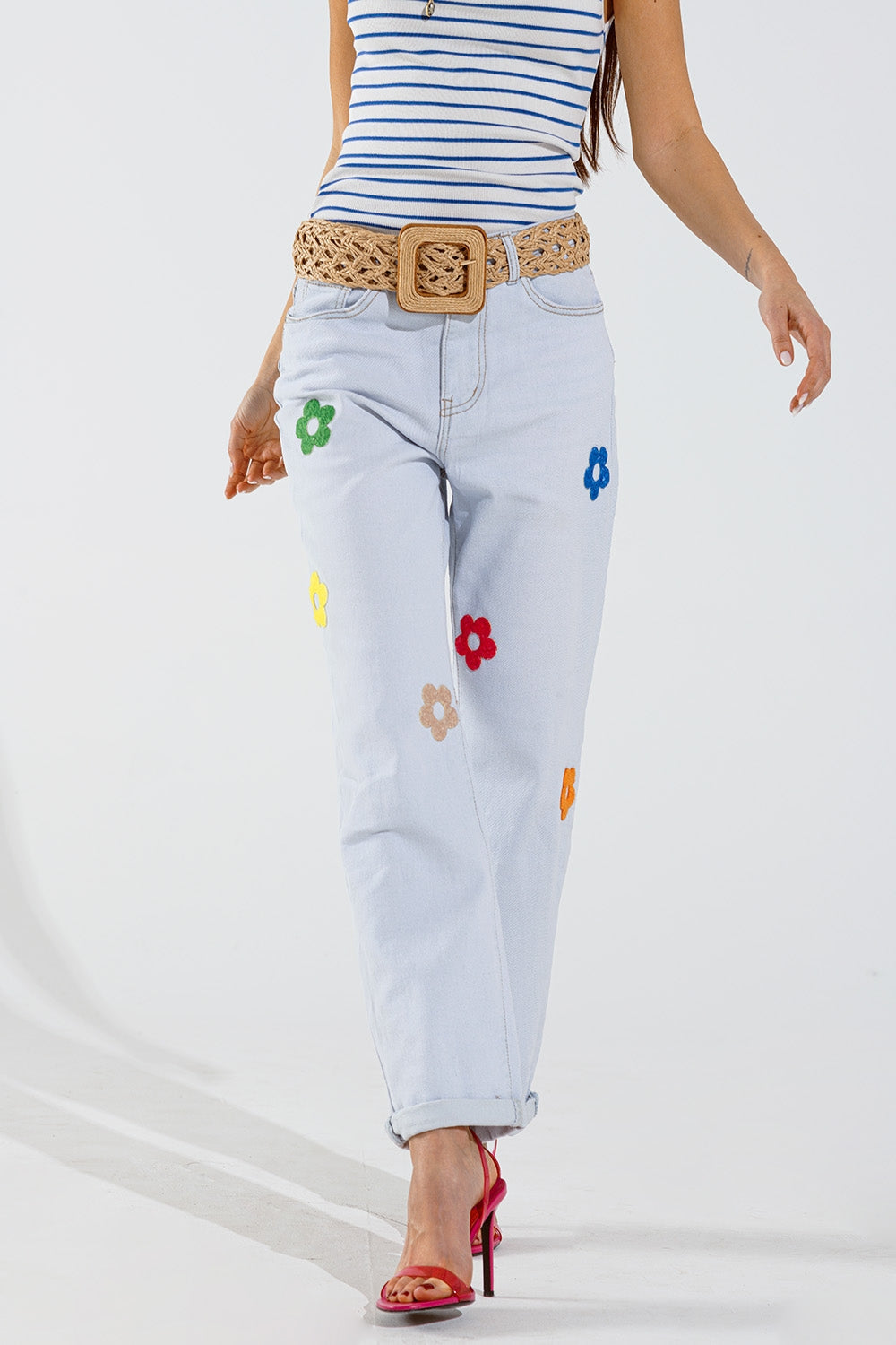 Vaqueros relajados blanqueados con diseño floral multicolor Q2