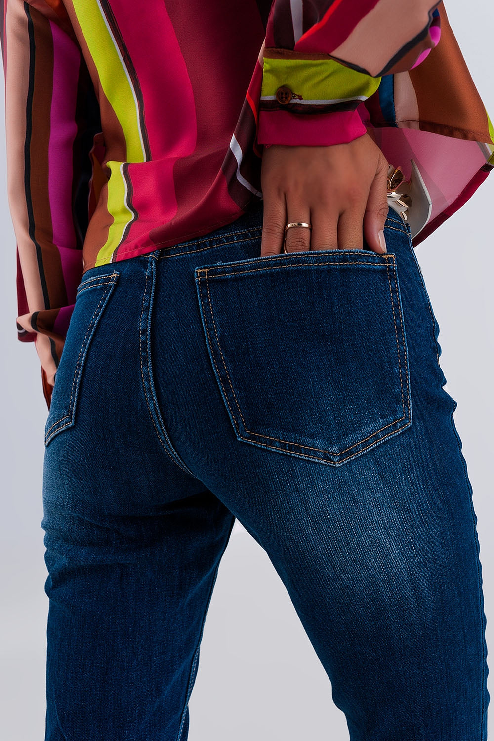 Vaqueros skinny de cintura alta con bajos sin rematar en azul oscuro Q2