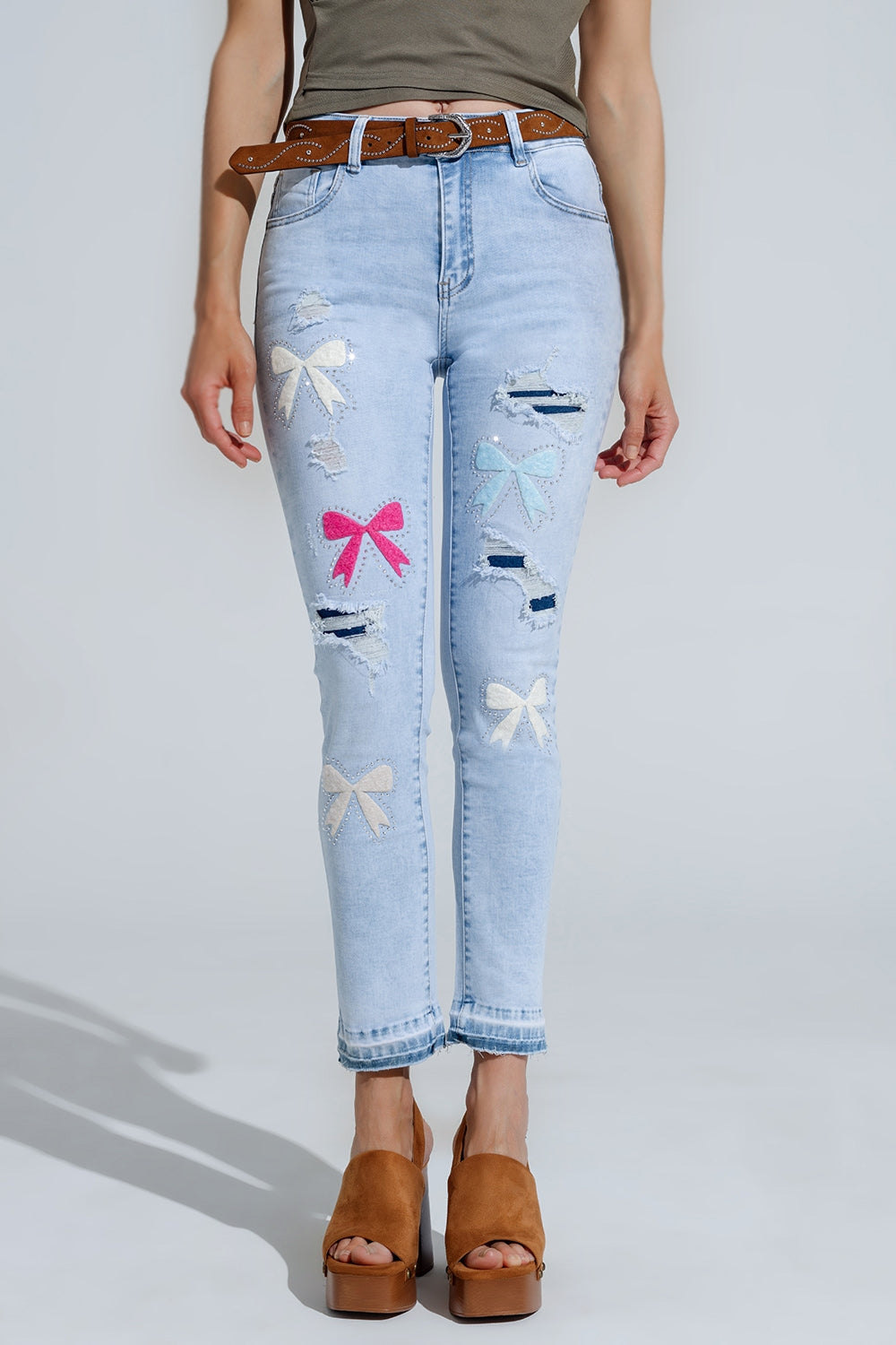 Q2 Vaqueros super ajustado azul claro con pajarita y rotos