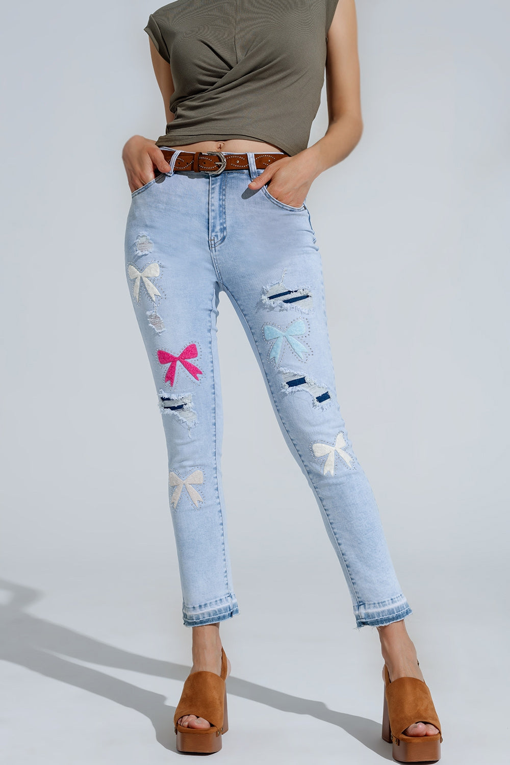 Vaqueros super ajustado azul claro con pajarita y rotos Q2