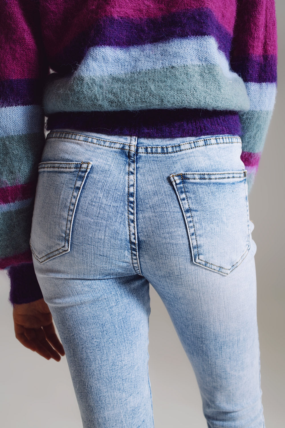 Vaqueros super skinny en talle medio con lavado azul claro Q2