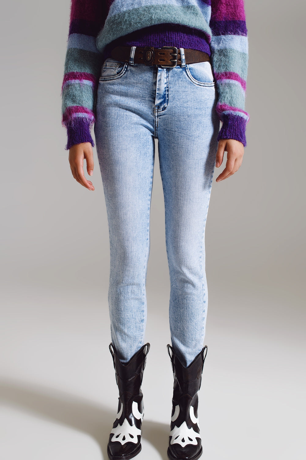 Q2 Vaqueros super skinny en talle medio con lavado azul claro