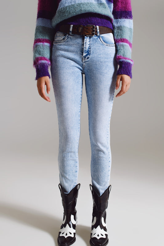 Q2 Vaqueros super skinny en talle medio con lavado azul claro