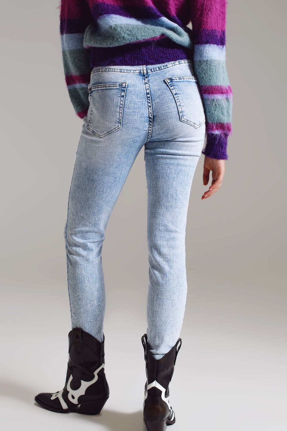 Vaqueros super skinny en talle medio con lavado azul claro Q2