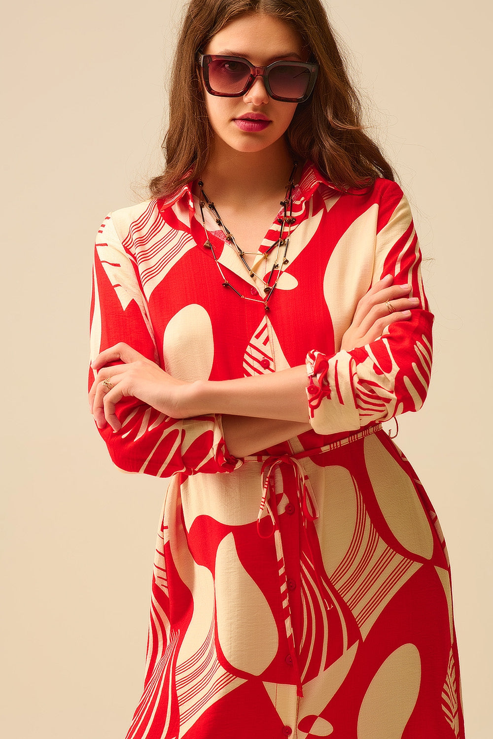 vestido abotonado con estampado abstracto en rojo Q2