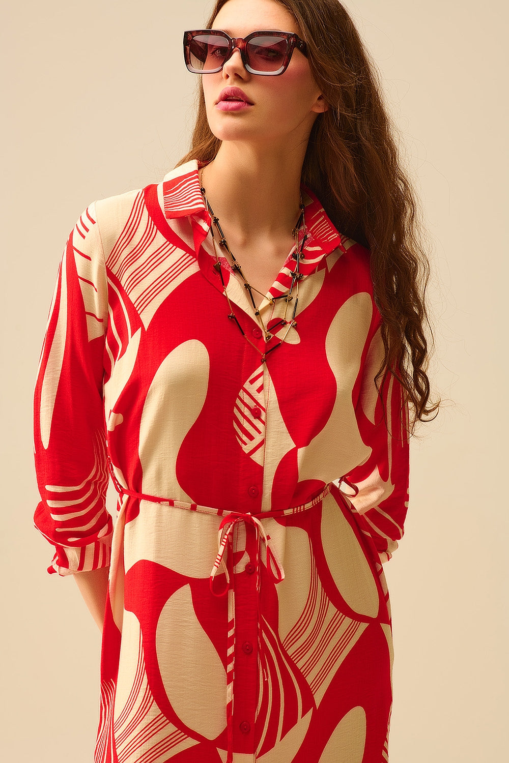 vestido abotonado con estampado abstracto en rojo Q2