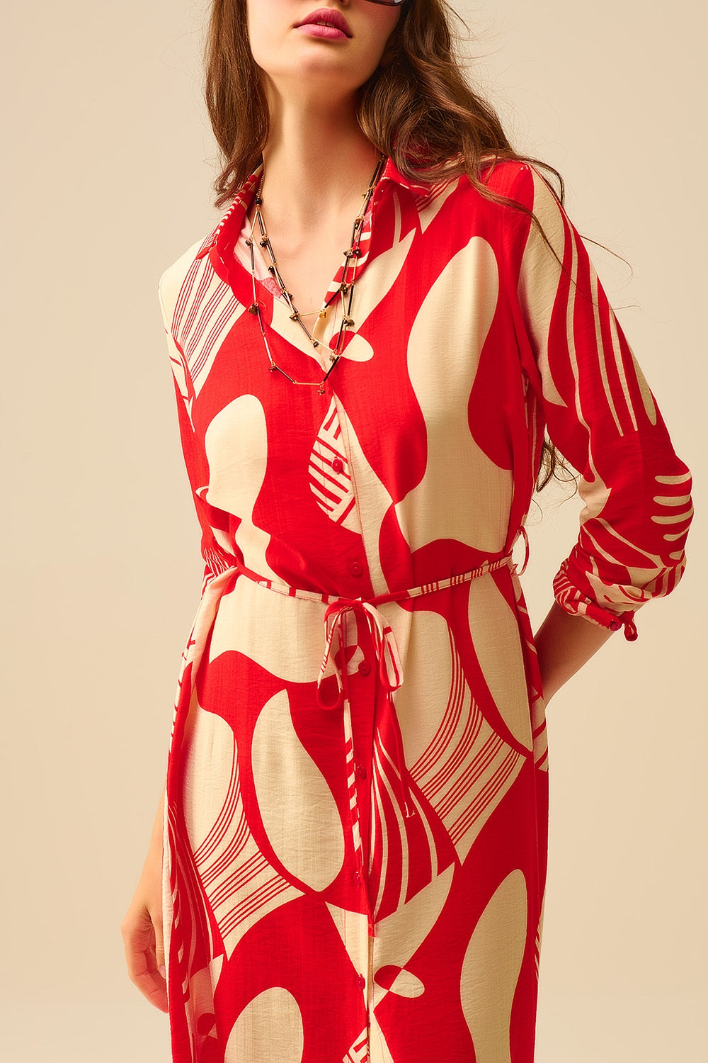 vestido abotonado con estampado abstracto en rojo Q2