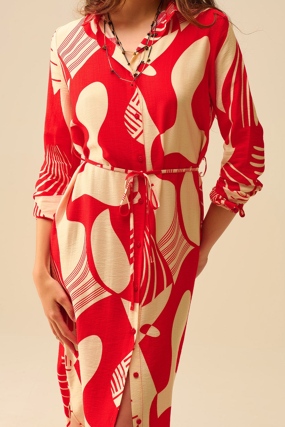vestido abotonado con estampado abstracto en rojo Q2