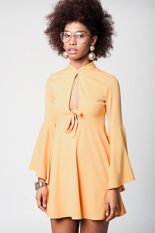 Q2 Vestido amarillo con manga volante y escotados