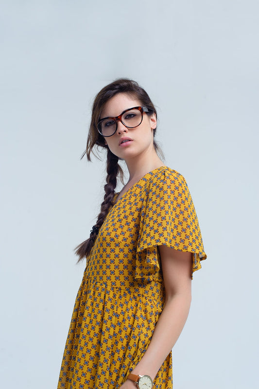 Q2 Vestido amarillo con vuelo y estampado geometrico