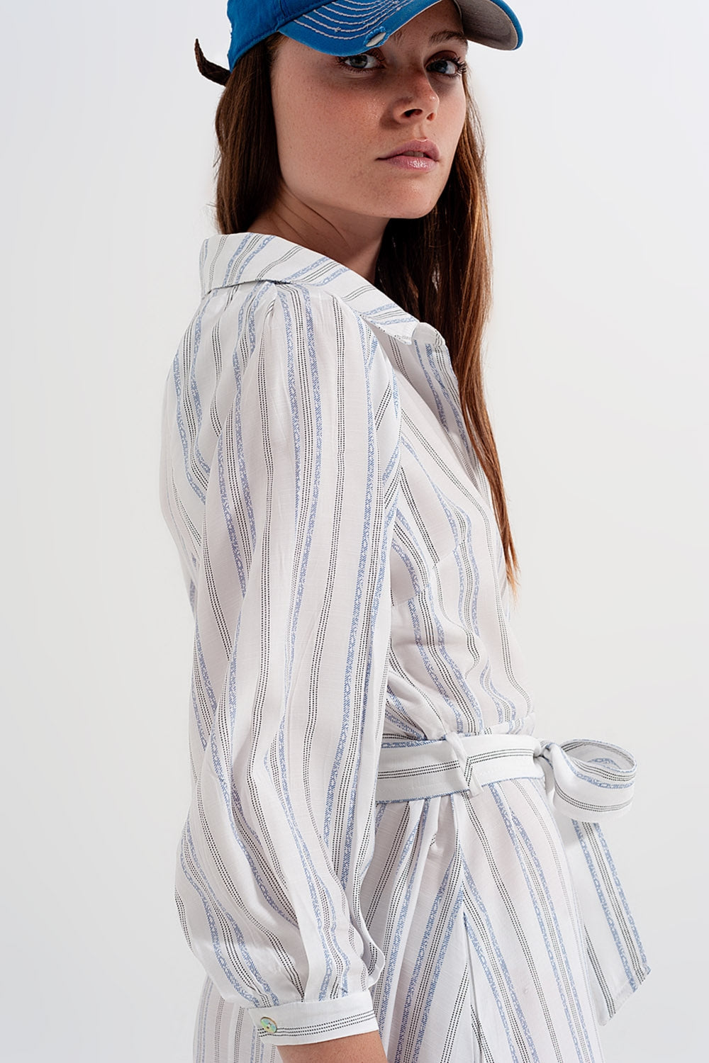 Vestido amplio con botones y diseño a rayas Q2