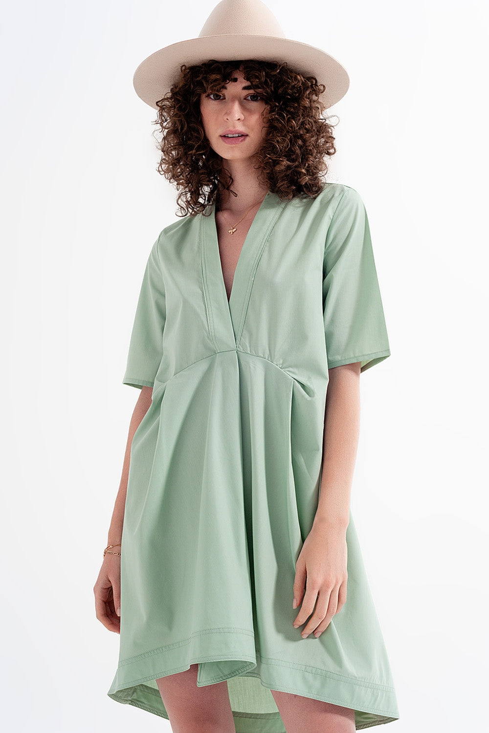 Vestido amplio corto en color verde a capas Q2