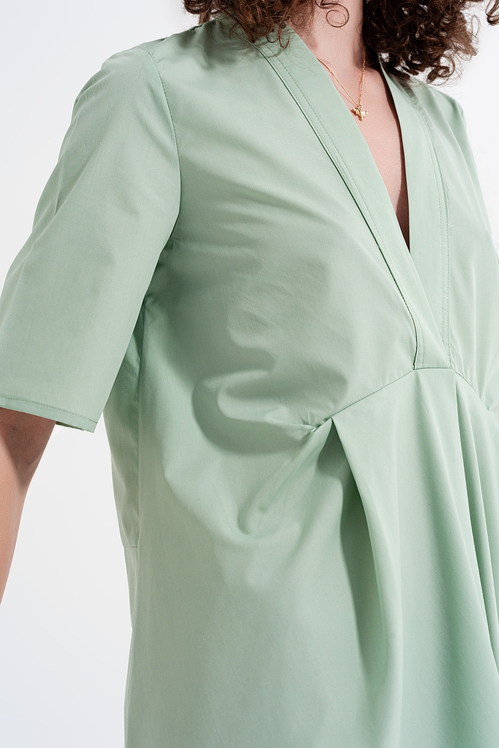 Vestido amplio corto en color verde a capas Q2
