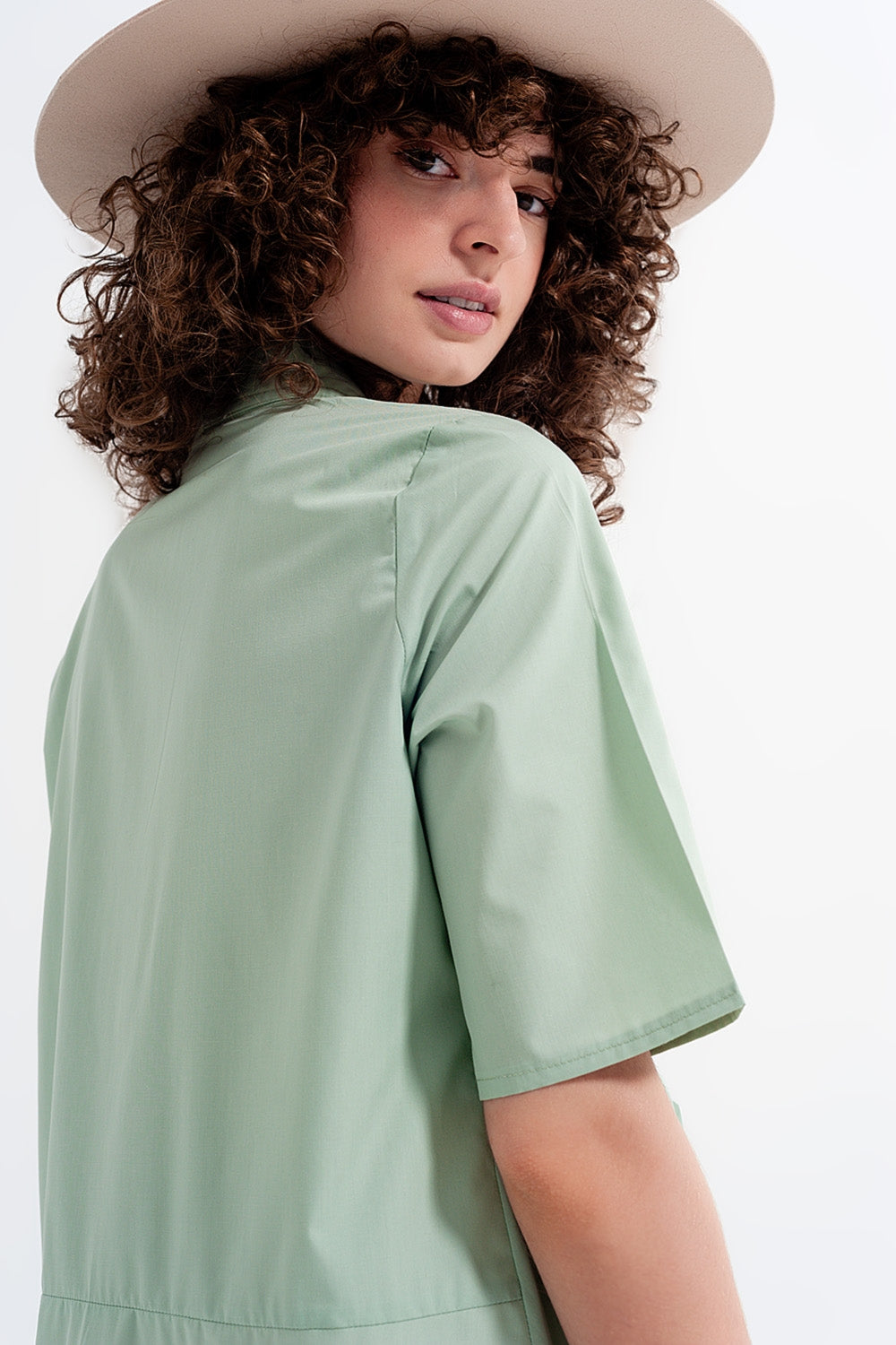 Vestido amplio corto en color verde a capas Q2