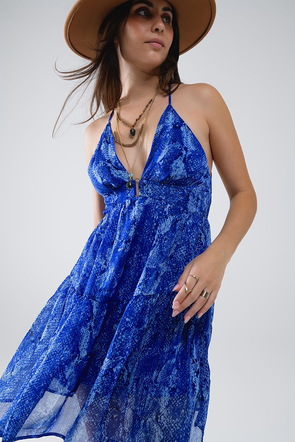 Vestido BabyDoll con escote halter y espalda descubierta en estampado azul serpiente Q2