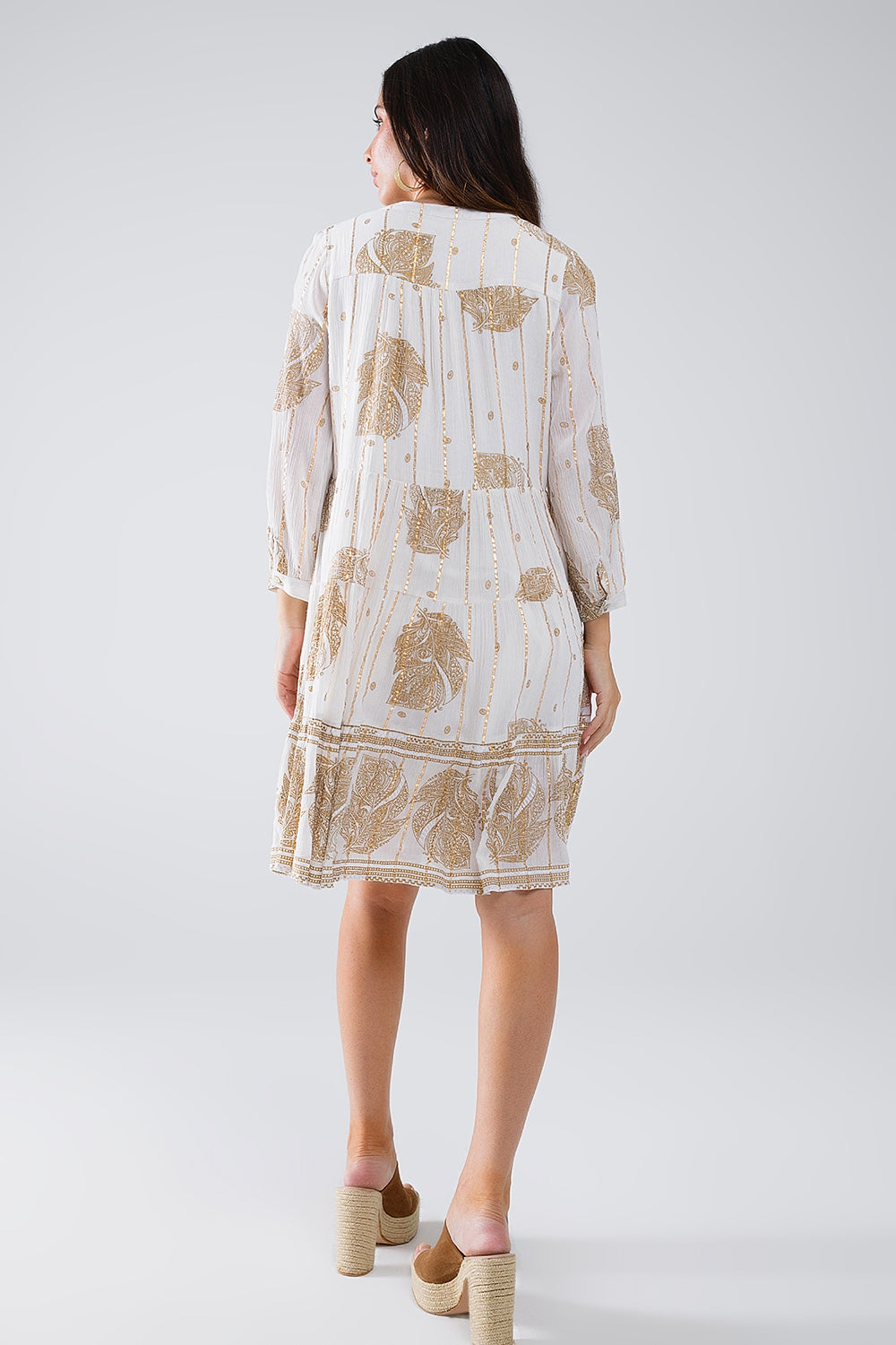 Vestido boho de manga larga con estampado de hojas y detalles de lúrex en blanco Q2