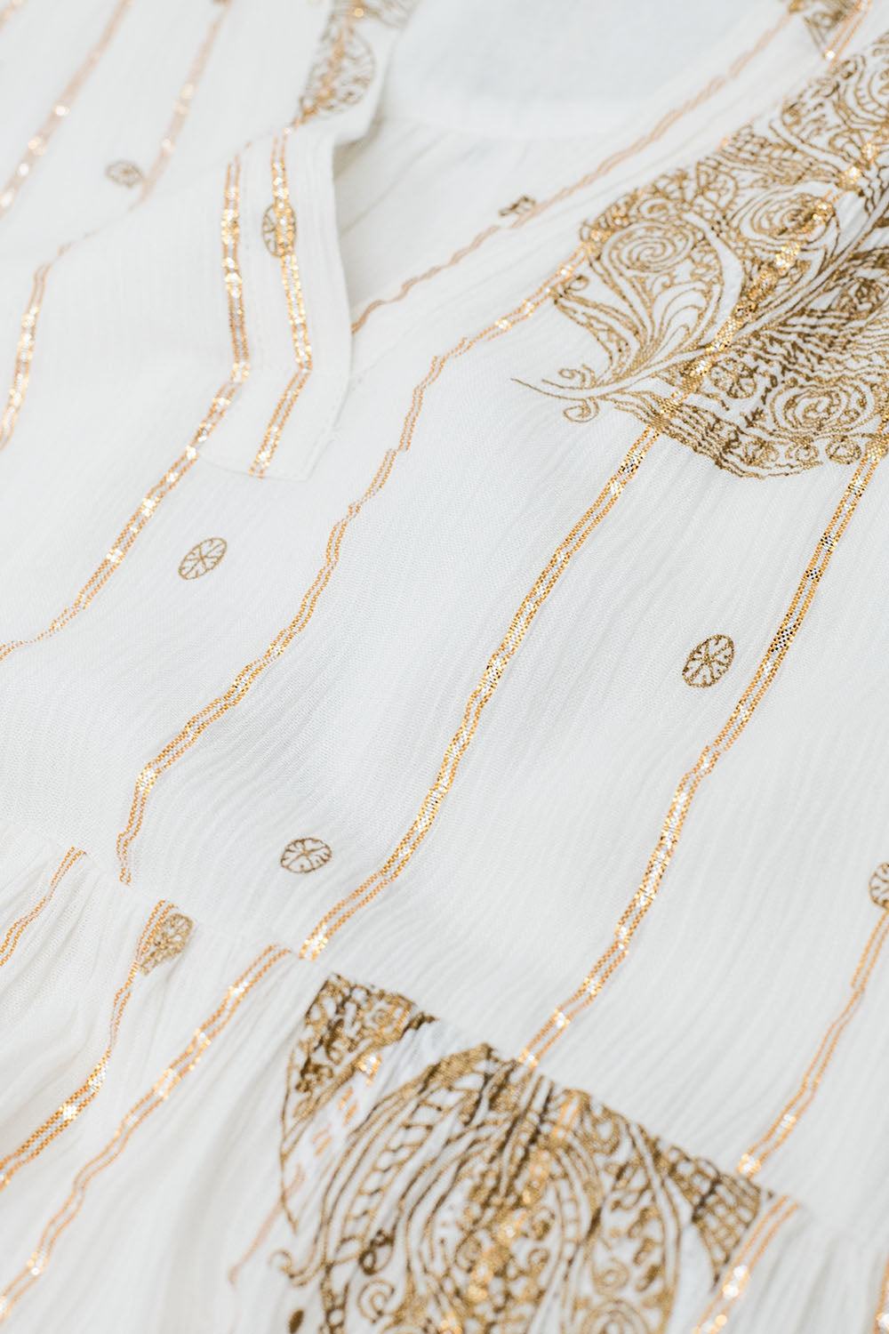Vestido boho de manga larga con estampado de hojas y detalles de lúrex en blanco Q2