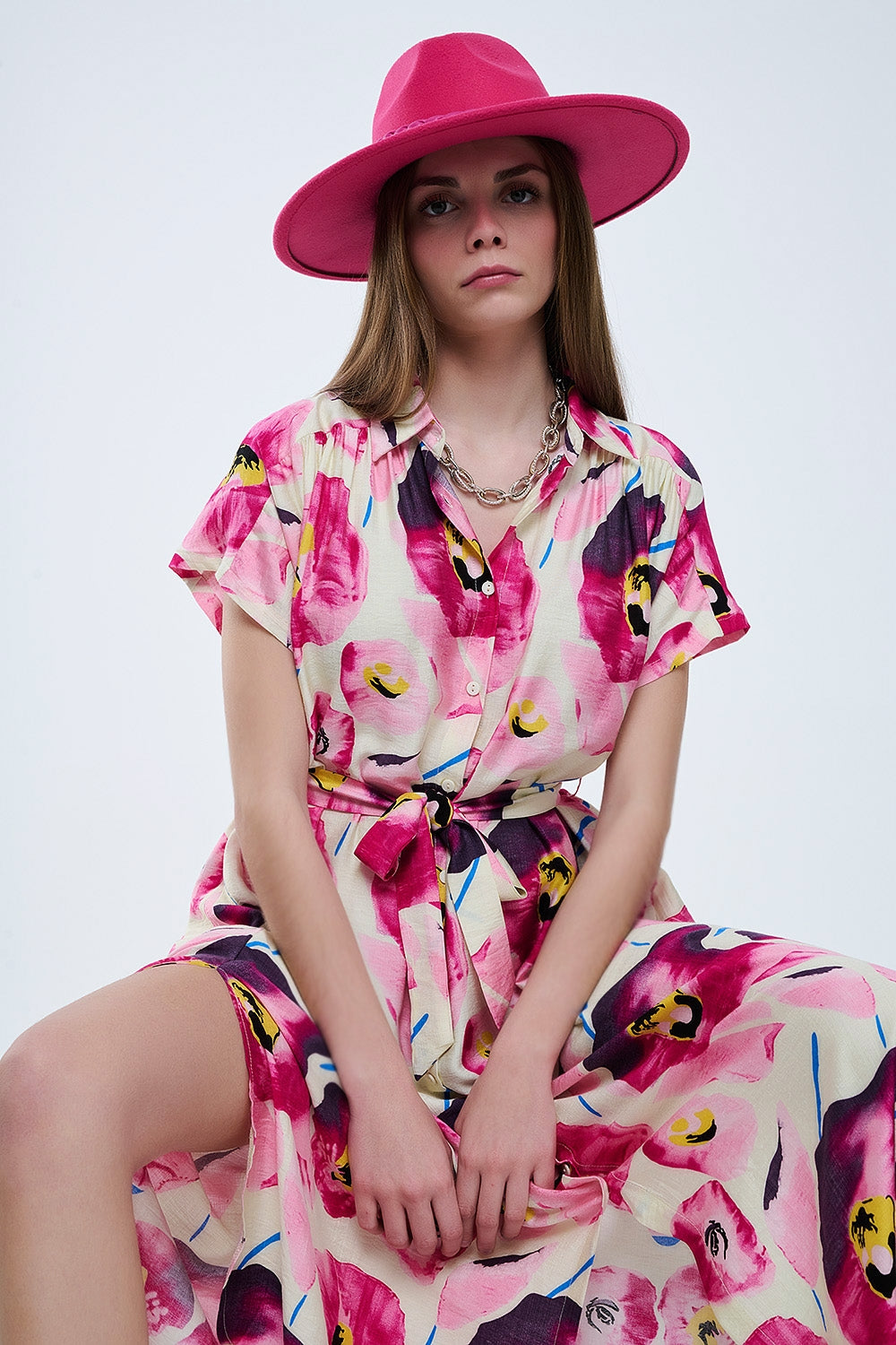 Vestido camisero abotonado con estampado floral en fucsia