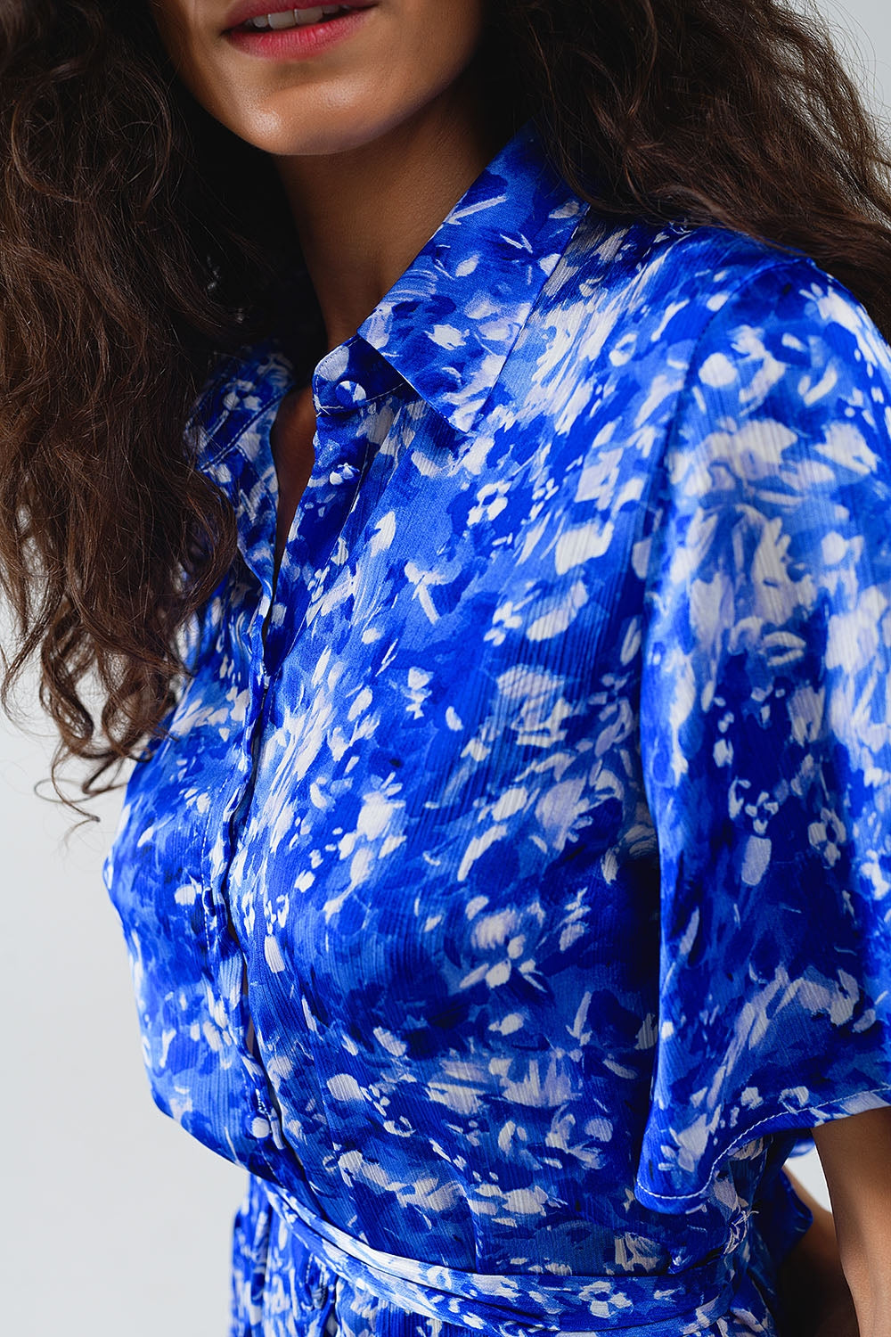 Vestido camisero corto fluido con mangas de ángel en estampado abstracto azul Q2