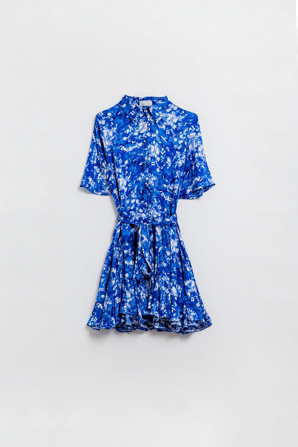Vestido camisero corto fluido con mangas de ángel en estampado abstracto azul Q2