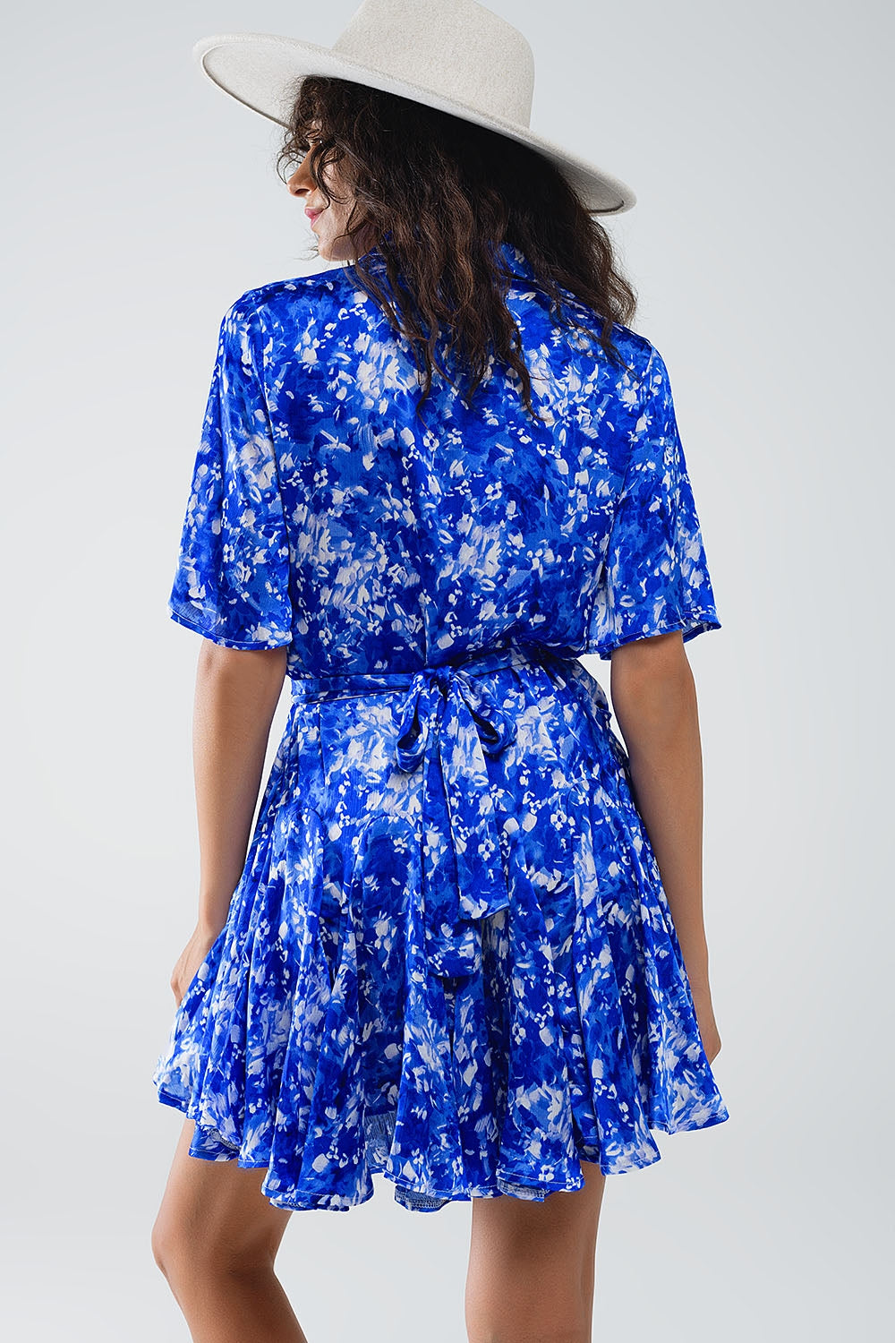 Vestido camisero corto fluido con mangas de ángel en estampado abstracto azul Q2