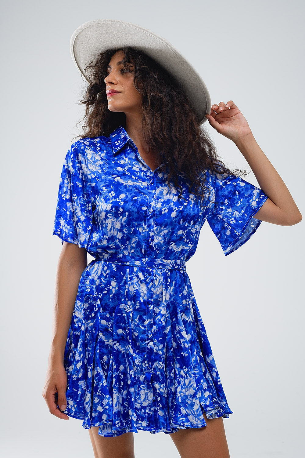 Vestido camisero corto fluido con mangas de ángel en estampado abstracto azul Q2