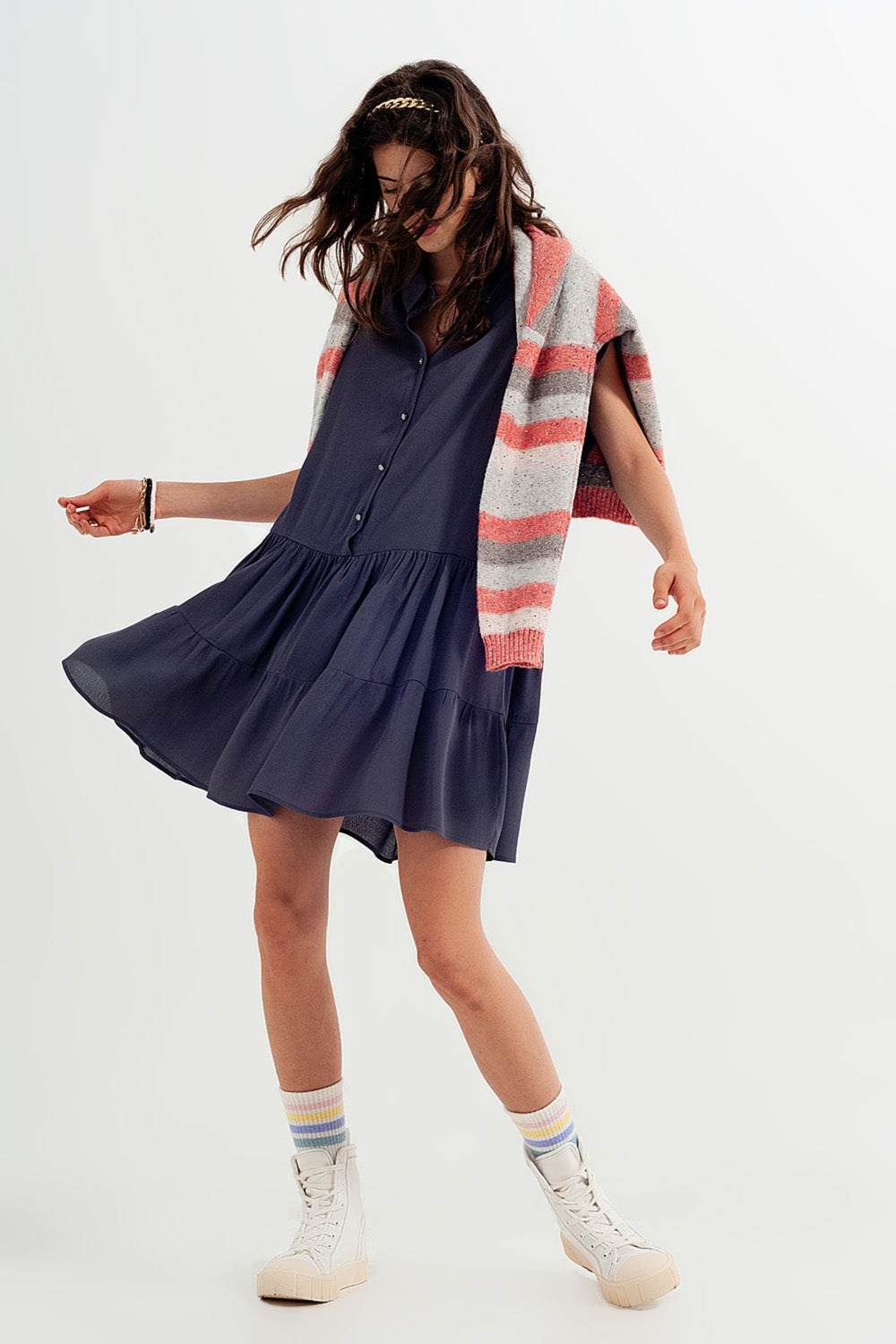 Q2 Vestido camisero corto y bajo escalonado gris