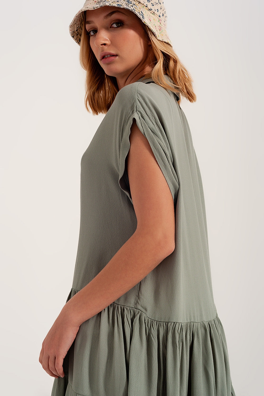Vestido camisero corto y bajo escalonado verde Q2