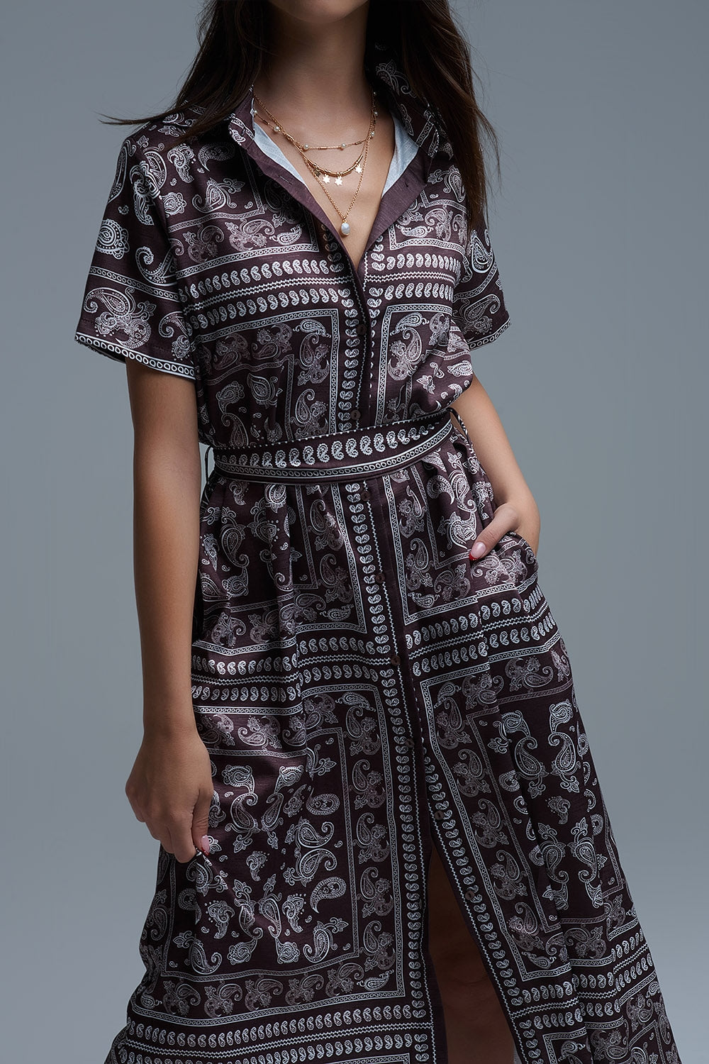 Vestido camisero de manga corta con estampado Paisley en marrón Q2