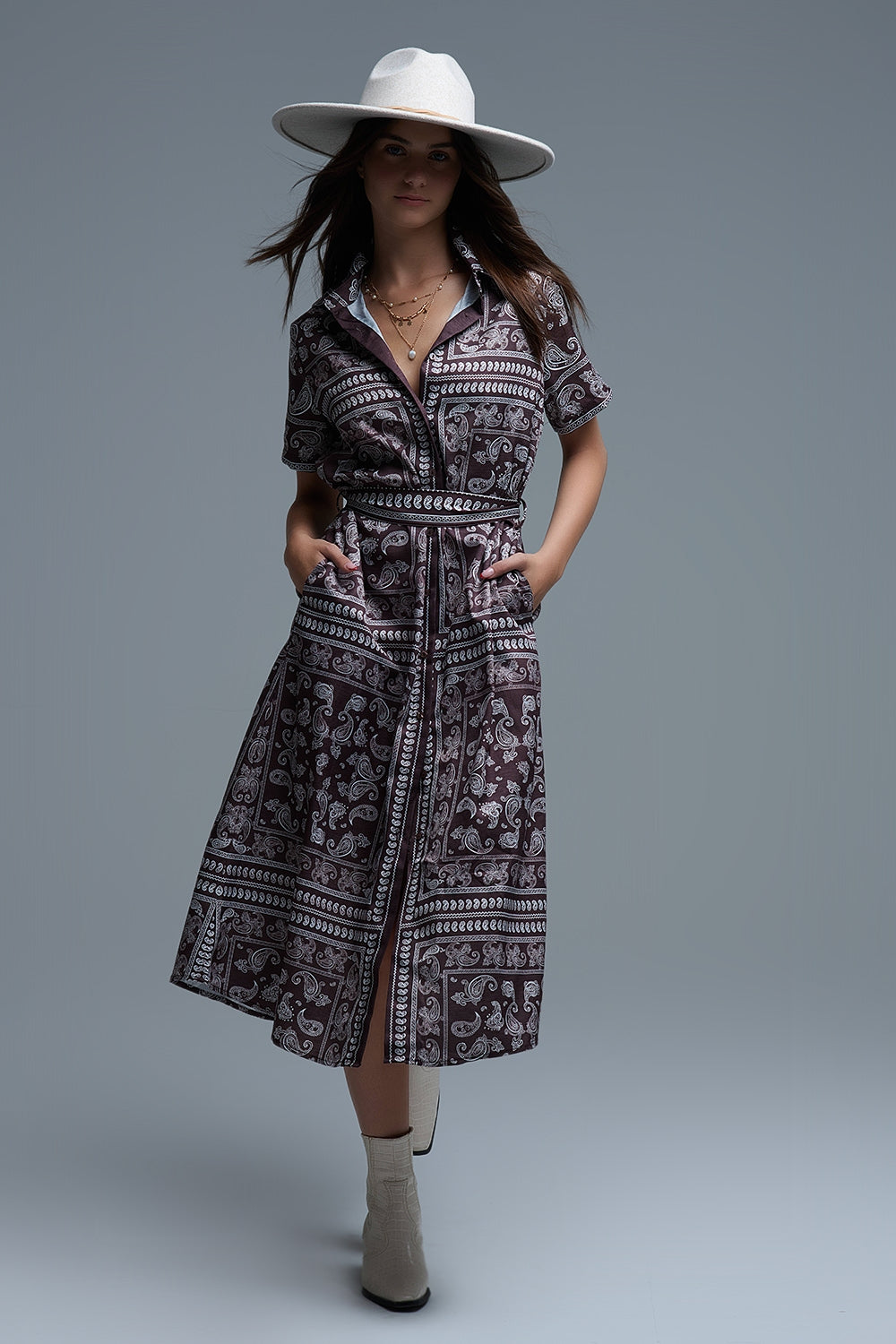Vestido camisero de manga corta con estampado Paisley en marrón Q2