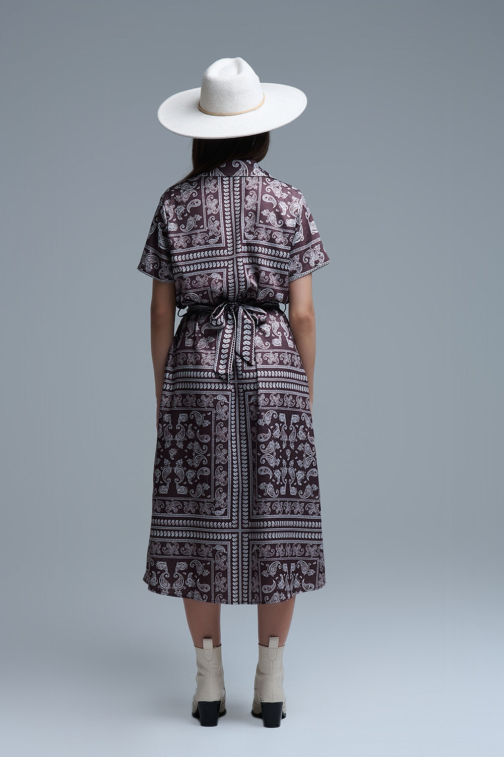 Vestido camisero de manga corta con estampado Paisley en marrón Q2