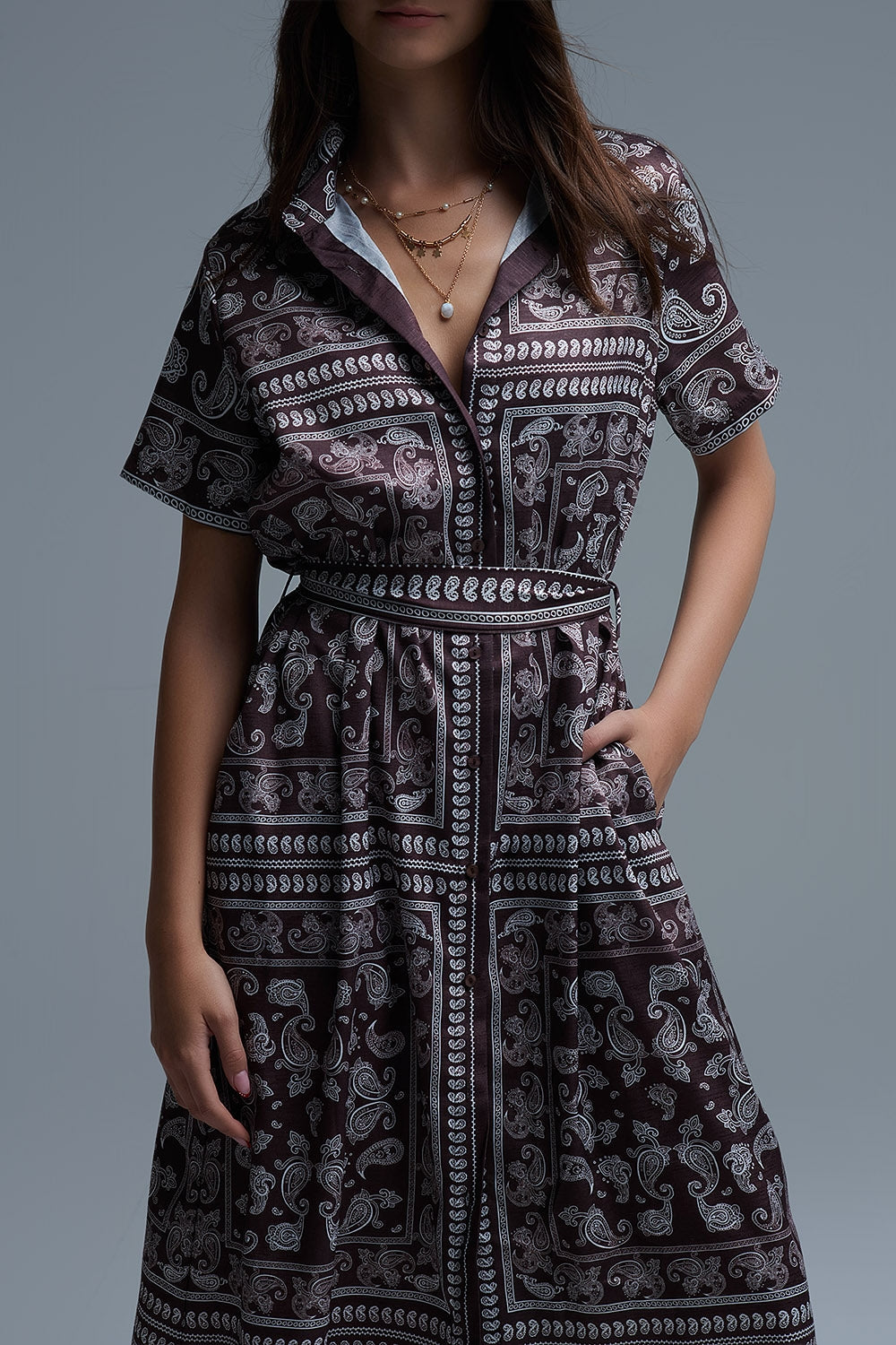 Vestido camisero de manga corta con estampado Paisley en marrón Q2