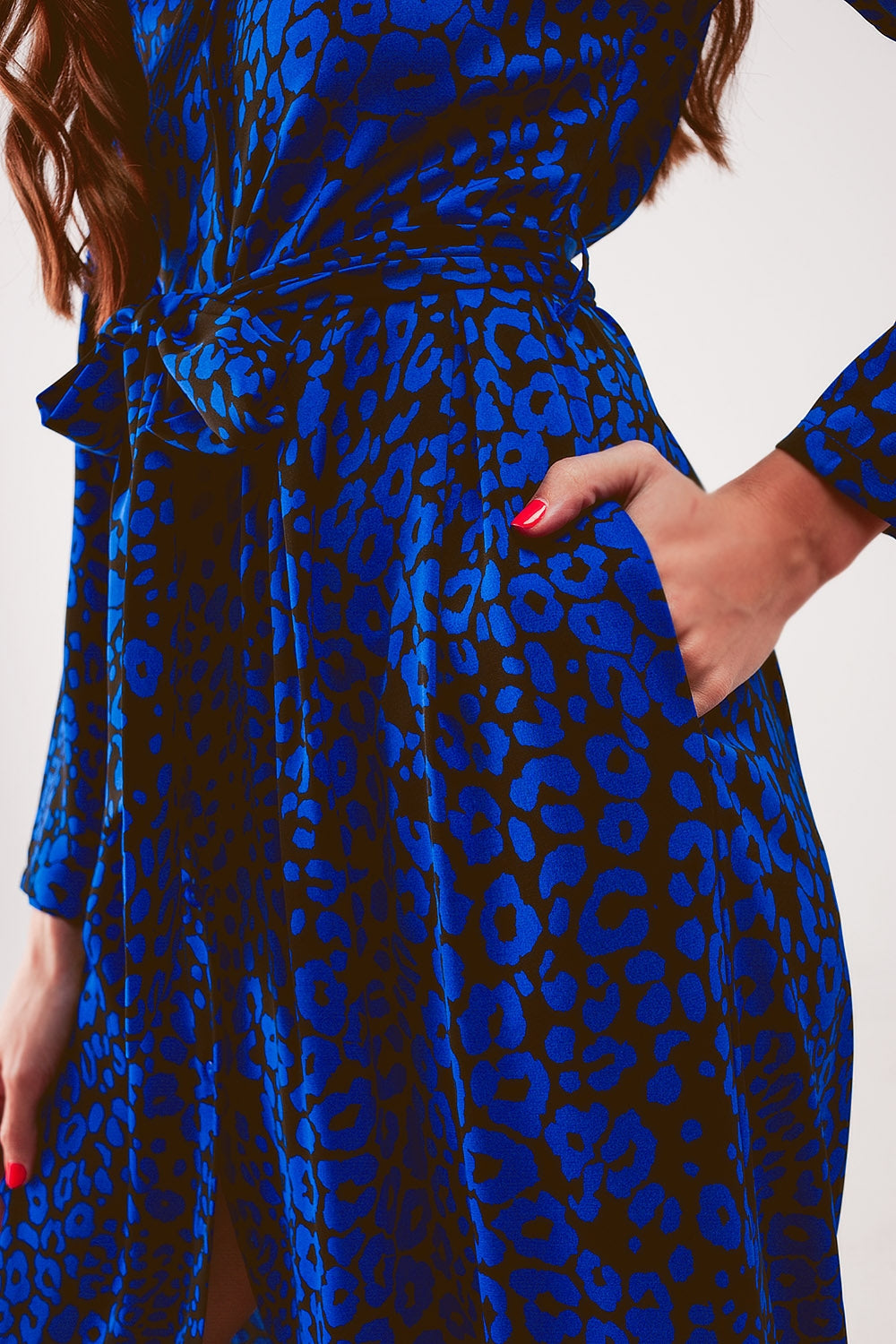 Vestido camisero largo azul con estampado animal y cinturón Q2