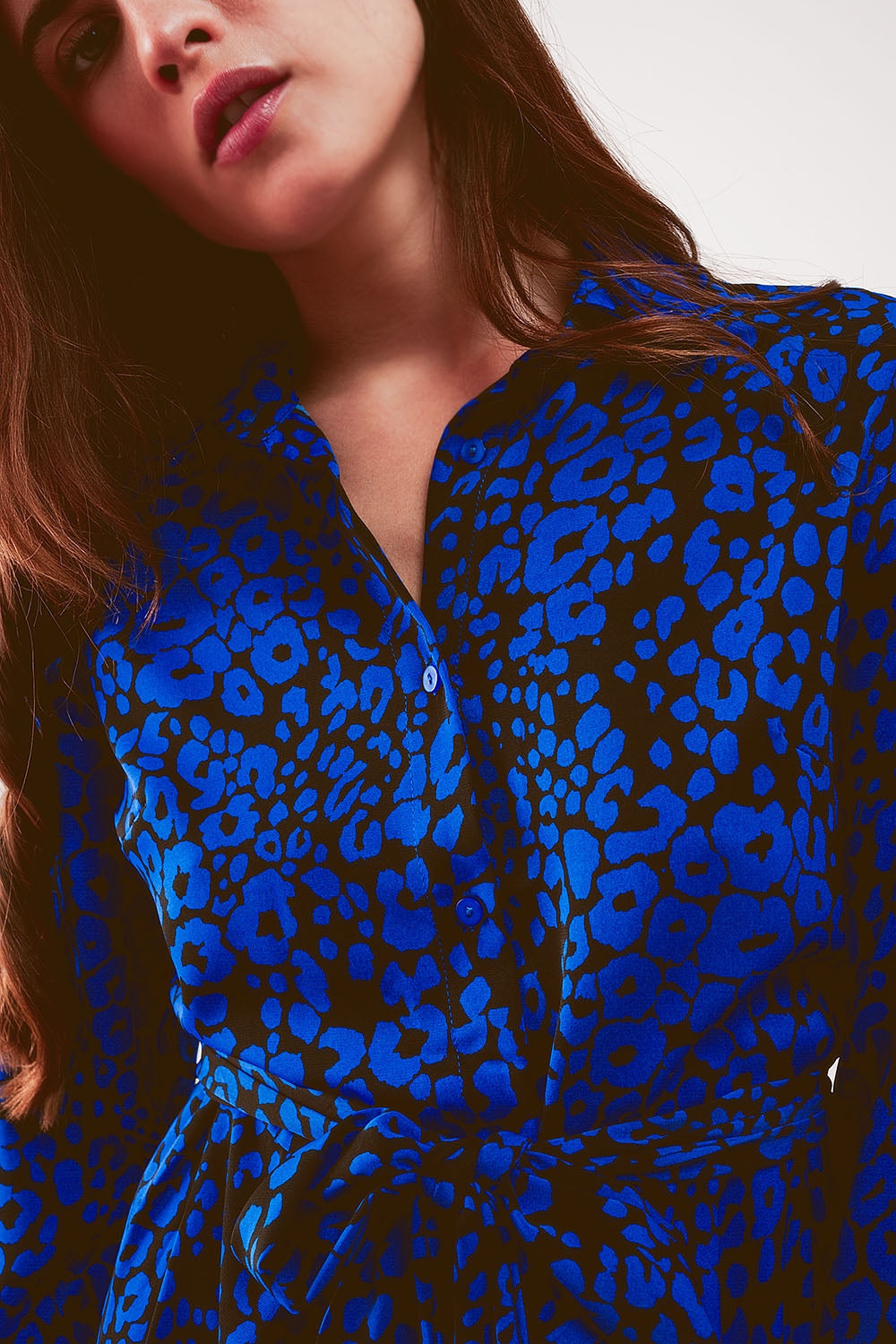 Vestido camisero largo azul con estampado animal y cinturón Q2