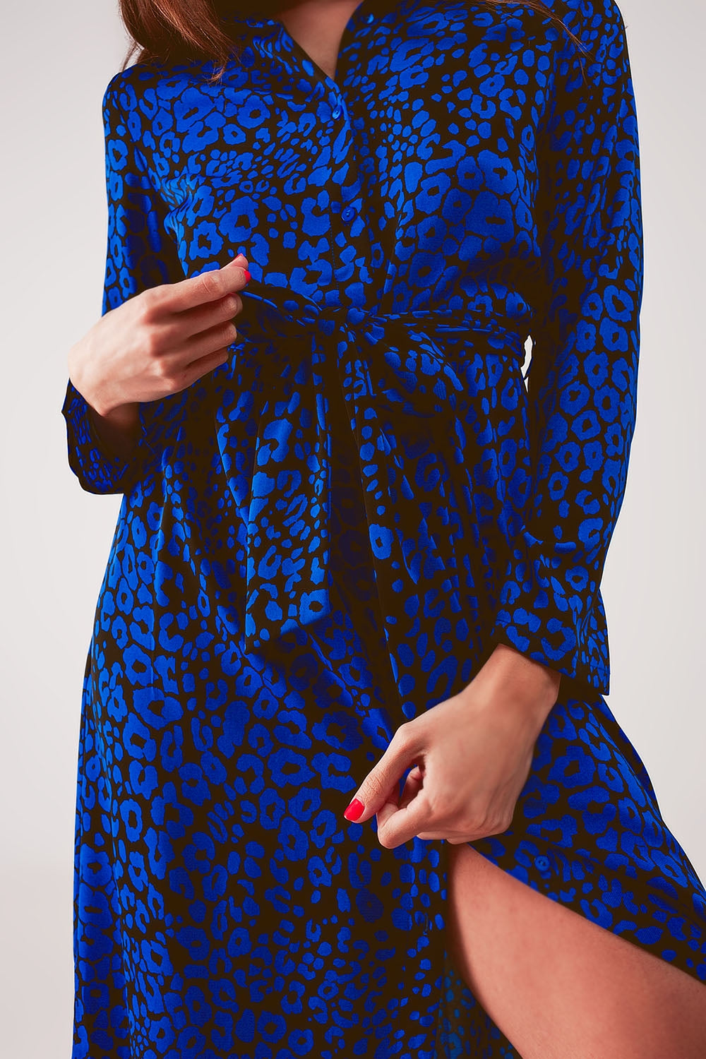 Vestido camisero largo azul con estampado animal y cinturón Q2