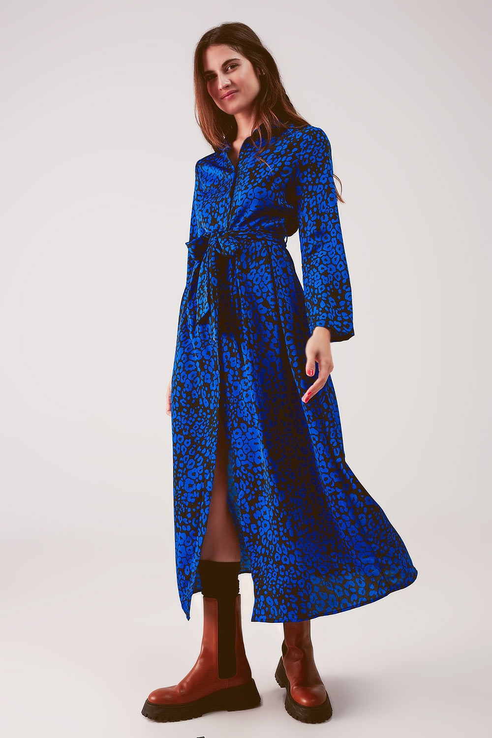 Vestido camisero largo azul con estampado animal y cinturón Q2